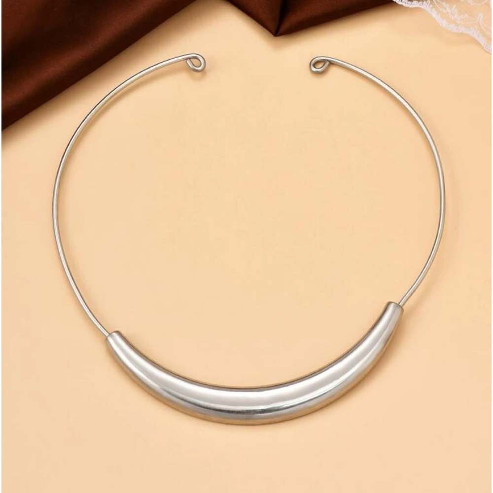 Beautiful Silver Minimalist Solid Necklace Nwot - image 4